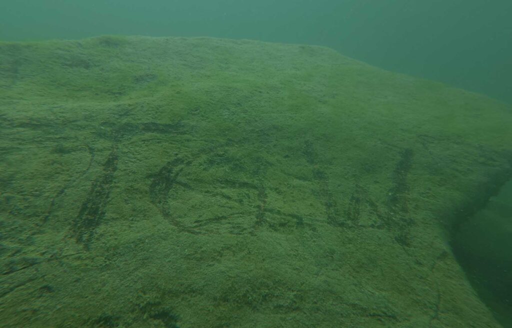 TGW auf einem Stein eingekritzelt