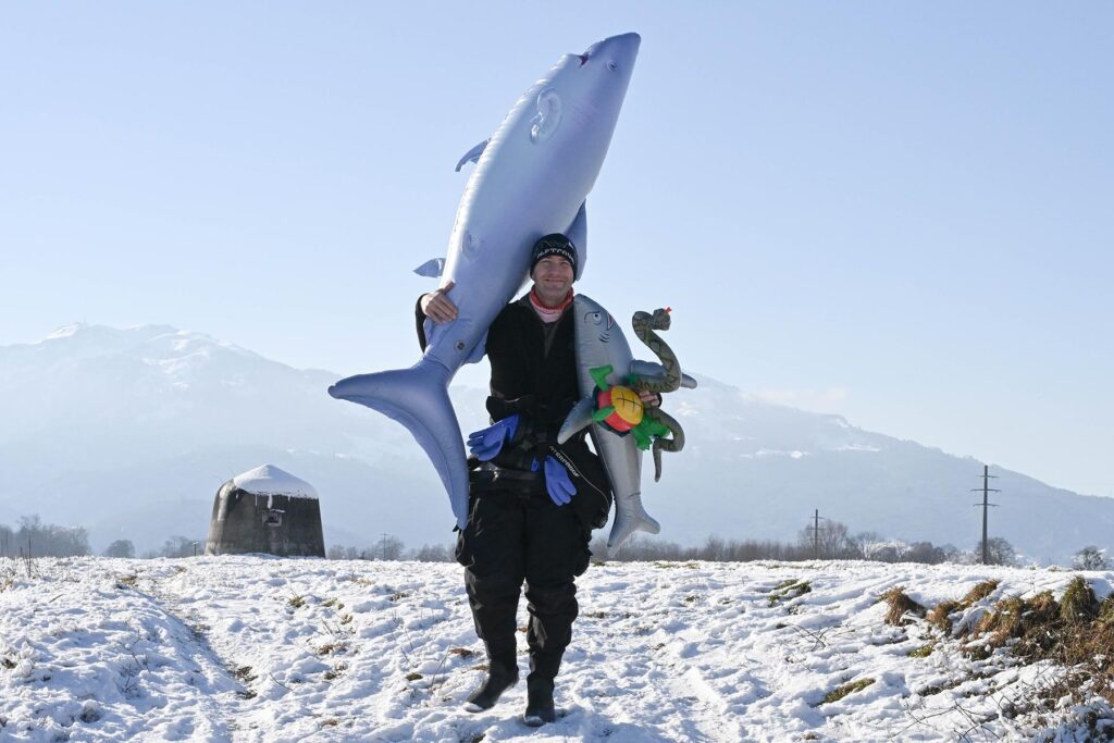 Taucher mit Hai in der Hand