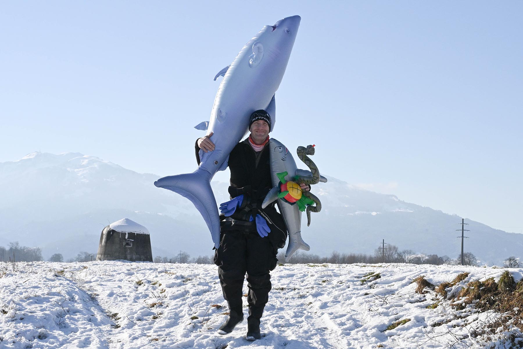 Taucher mit Hai in der Hand