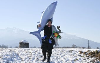 Taucher mit Hai in der Hand