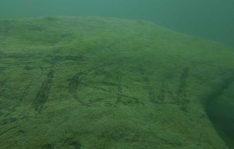 TGW auf einem Stein eingekritzelt
